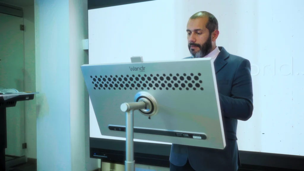 Experto en tecnología usando pantalla portátil Wandr de 32" con Android en presentación