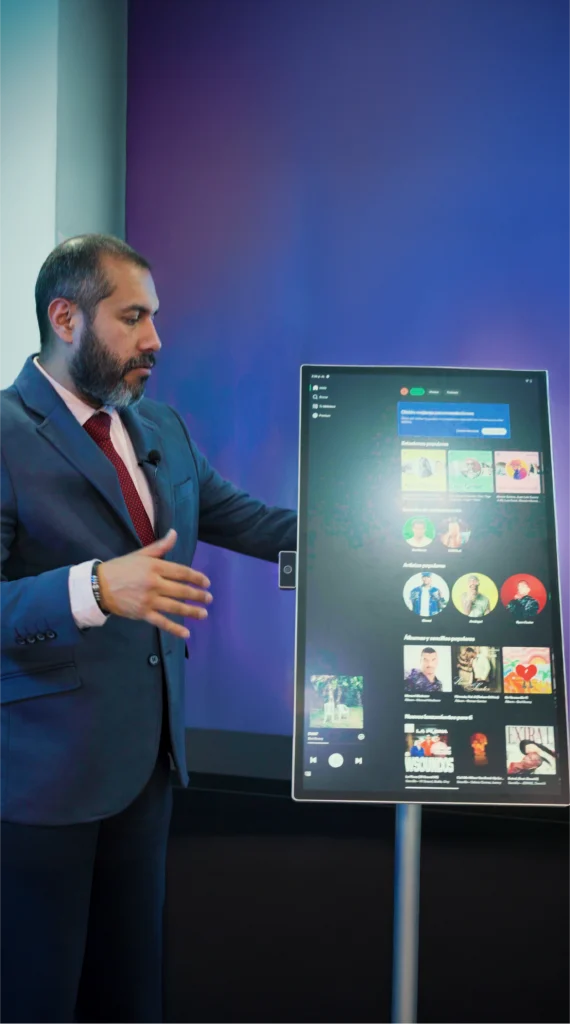 Ejecutivo usando Wandr en posición vertical para presentación multimedia