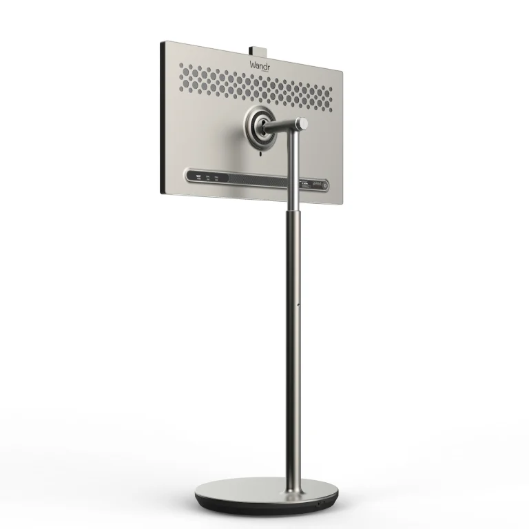 Vista trasera en ángulo de pantalla portátil Wandr de 32" con base metálica